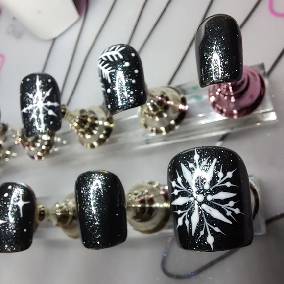 Black Holiday But Make It Sparkle! Press On Nails, Una Gella XS - Picture 3 of 7